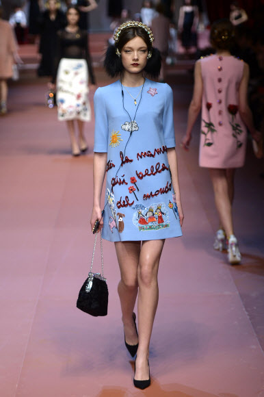 2015/16 F/W 밀라노 여성복 패션위크 5일차인 1일(현지시간) 한 모델이 명품 브랜드 돌체&가바나의 비비드한 색채와 무늬가 돋보이는 의상을 입고 런웨이를 걷고 있다. ⓒAFPBBNews=News1