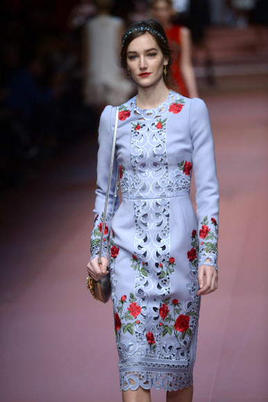 2015/16 F/W 밀라노 여성복 패션위크 5일차인 1일(현지시간) 한 모델이 명품 브랜드 돌체&가바나의 꽃을 모티브로 한 의상을 선보이고 있다. ⓒAFPBBNews=News1