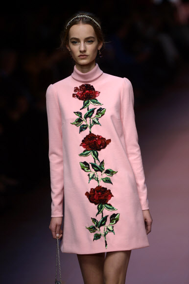 2015/16 F/W 밀라노 여성복 패션위크 5일차인 1일(현지시간) 한 모델이 명품 브랜드 돌체&가바나의 꽃을 모티브로 한 의상을 선보이고 있다. ⓒAFPBBNews=News1