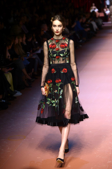 2015/16 F/W 밀라노 여성복 패션위크 5일차인 1일(현지시간) 한 모델이 명품 브랜드 돌체&가바나의 꽃을 모티브로 한 의상을 선보이고 있다. ⓒAFPBBNews=News1