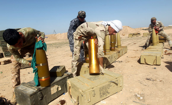 28일(현지시간) 이라크 친정부 시아파 민병대원들이 이슬람 무장세력 IS 공격하기 위해 티크리트시 인근 지역에서 곡사포를 발사하기 위한 준비가 한창이다.  ⓒAFPBBNews=News1
