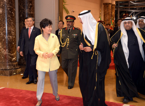 박근혜 대통령이 1일 오후(현지시간) 쿠웨이트 국제공항 왕실터미널에 도착, 알-이브라힘 왕실부 국왕자문관 등 환영나온 인사들과 환담 장소로 이동하고 있다.  연합뉴스