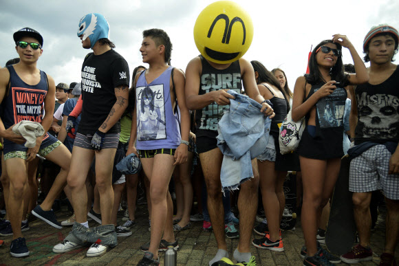 1일(현지시간) 콜롬비아 안티오키아 주 메델린에서 “바지 안 입는 날”(Day without Pants) 행사에 참가한 사람들이 바지를 입지 않고 팬티차림으로 거리를 걷고 있어 눈길을 끌고 있다.  ⓒAFPBBNews=News1