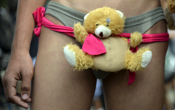 1일(현지시간) 콜롬비아 안티오키아 주 메델린에서 “바지 안 입는 날”(Day without Pants) 행사에 참가한 사람들이 바지를 입지 않고 팬티차림으로 거리를 걷고 있어 눈길을 끌고 있다.  ⓒAFPBBNews=News1