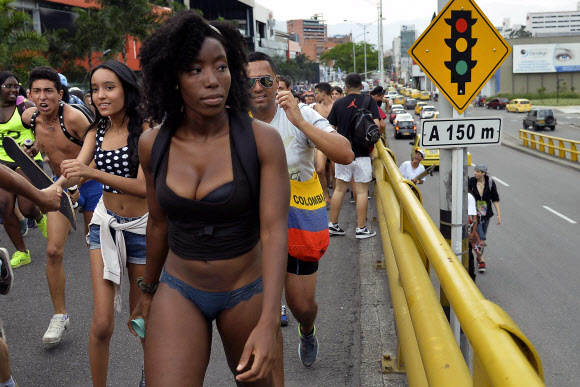 1일(현지시간) 콜롬비아 안티오키아 주 메델린에서 열린 “바지 안 입는 날”(Day without Pants)이 열린 가운데 행사에 참가한 사람들이 바지를 입지 않고 팬티차림으로 거리를 걷고 있어 눈길을 끌고 있다.  ⓒAFPBBNews=News1