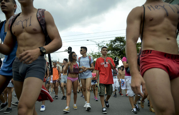 1일(현지시간) 콜롬비아 안티오키아 주 메델린에서 열린 “바지 안 입는 날”(Day without Pants)이 열린 가운데 행사에 참가한 사람들이 바지를 입지 않고 팬티차림으로 거리를 걷고 있어 눈길을 끌고 있다.  ⓒAFPBBNews=News1