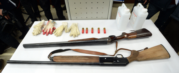 세종시 총기 사건이 발생한 25일 세종경찰서 범행에 사용된 총기와 용품들을 공개했다. 2015. 2. 25 손형준 기자 boltagoo@seoul.co.kr