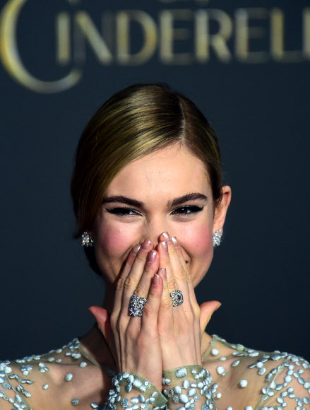 영화  ‘신데렐라’ 여주인공 릴리 제임스(26)가 미국 할리우드의 엘 카피탄 극장에서 열린 영화 시사회에 참석, 온몸에 직접 붙인 듯한 비즈 드레스와 완벽한 보디라인을 뽐내 눈길을 끌고 있다.  ⓒAFPBBNews=News1