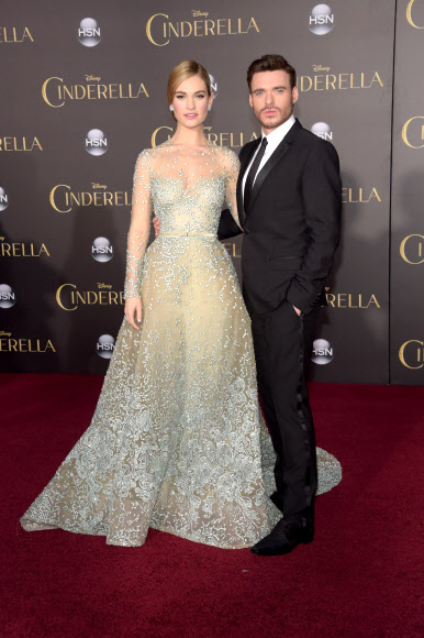 영화  ‘신데렐라’ 여주인공 릴리 제임스(26)와 왕자 역을 맡은 리처드 매든이 미국 할리우드의 엘 카피탄 극장에서 열린 영화 시사회에 참석해 다정한 포즈를 취하고 있다.  ⓒAFPBBNews=News1