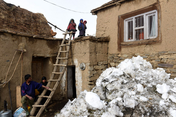 1일(현지시간) 아프가니스탄 북서부 판지시르 주의 한 마을에서 발생한 눈사태에서 살아남은 주민들이 무너진 건물 속을 수색하고 있다. ⓒAFPBBNews=News1