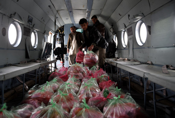1일(현지시간) 눈사태로 많은 희생자가 발생한 아프가니스탄 북서부 판지시르 주의 한 마을의 생존자들에게 나눠주기 위해 운송중인 구호물품들이 아프간 군 헬기 안을 가득 메웠다. ⓒAFPBBNews=News1