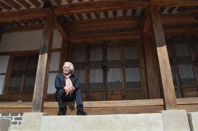 전시 오픈에 맞춰 한국을 찾은 이탈리아 조각의 거장 노벨로 피노티가 부암동 서울미술관 야외 공간인 석파정의 한옥마루에 앉아 포즈를 취했다. 피노티는 “이번 전시를 통해 관람객들이 이탈리아의 정취를 느꼈으면 한다”고 말했다.  서울미술관 제공