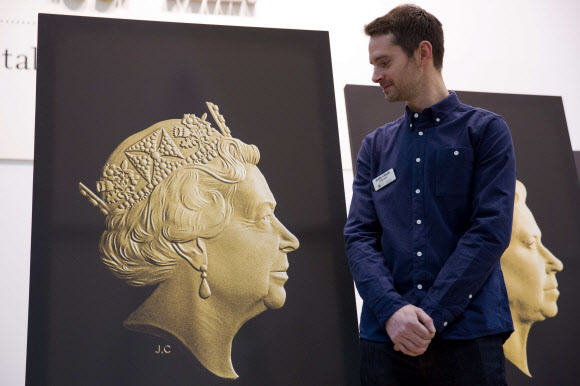 2일(현지시간) 영국 런던에 위치한 영국국립초상화미술관에 4가지 버전의 엘리자베스 2세 여왕의 옆 모습 초상화가 전시돼 있는 가운데 영국 조폐국 소속 동전 제조자 조디 클락이 제출해 새로운 동전의 이미지로 최종 확정된 초상화(가운데)가 보인다.  ⓒAFPBBNews=News1