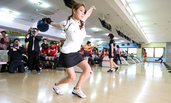 ’원조 리듬체조 요정’ 신수지가 3일 오후 서울공릉볼링장에서 열린 ’2015 로드필드·아마존수족관컵 SBS 프로볼링대회’ 공식 연습에서 투구하고 있다.  연합뉴스