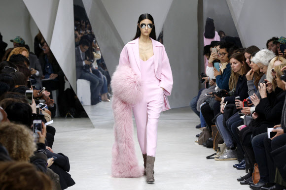 3일(현지시간) 프랑스 파리에서 2015/16 F/W 기성복 컬렉션 패션쇼가 열린 가운데 현지 패션디자이너 파스칼 밀레의 작품의상을 입은 모델이 포즈를 취하고 있다. ⓒAFPBBNews=News1