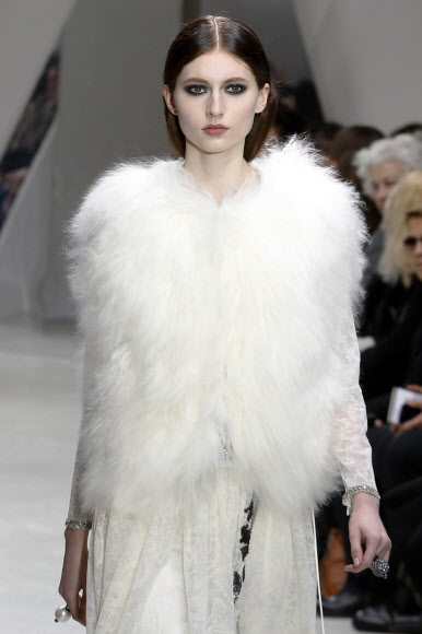 3일(현지시간) 프랑스 파리에서 2015/16 F/W 기성복 컬렉션 패션쇼가 열린 가운데 현지 패션디자이너 파스칼 밀레의 작품의상을 입은 모델이 포즈를 취하고 있다. ⓒAFPBBNews=News1