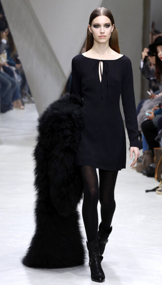 3일(현지시간) 프랑스 파리에서 2015/16 F/W 기성복 컬렉션 패션쇼가 열린 가운데 현지 패션디자이너 파스칼 밀레의 작품의상을 입은 모델이 포즈를 취하고 있다. ⓒAFPBBNews=News1