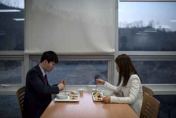 결혼 전날 합숙소에서 함께 식사를 하는 박현성, 박정민 커플. ⓒAFPBBNews=News1