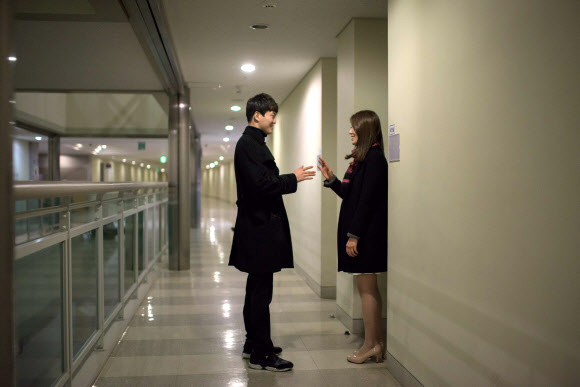 결혼 전날 굿나잇 인사를 하는 박현성, 박정민 커플. ⓒAFPBBNews=News1