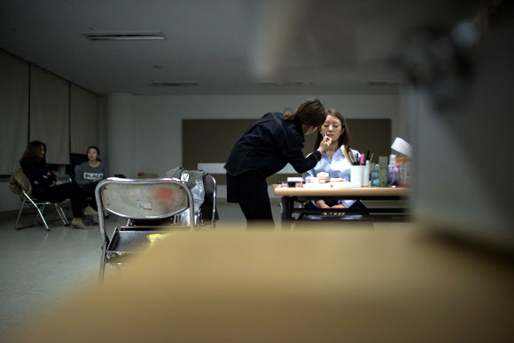 웨딩 메이크업을 받는 신부 박정민 양. ⓒAFPBBNews=News1
