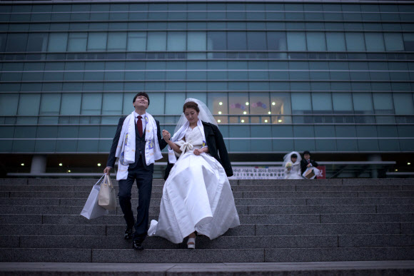 결혼식 준비를 마친 박현성, 박정민 커플.  ⓒAFPBBNews=News1