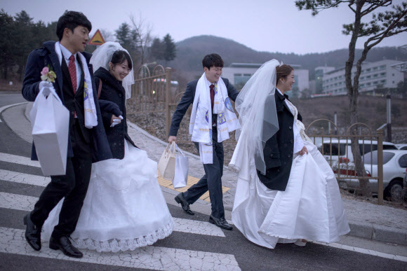 결혼식장으로 향하는 커플들. ⓒAFPBBNews=News1