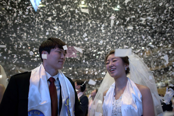 드디어 부부가 된 박현성, 박정민 커플.  ⓒAFPBBNews=News1