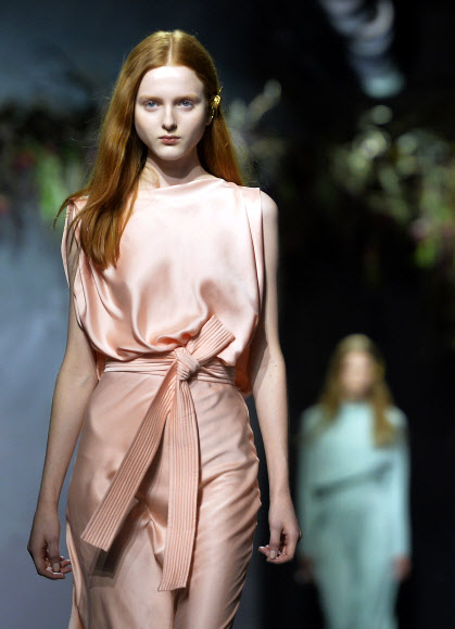 4일(현지시간) 프랑스 파리에서 2015/16 F/W 여성 기성복 컬렉션 패션쇼가 열린 가운데 현지 유명 패션브랜드 ‘비오네’(Vionnet)의 의상을 입은 모델이 캣워킹을 하고 있다. ⓒAFPBBNews=News1
