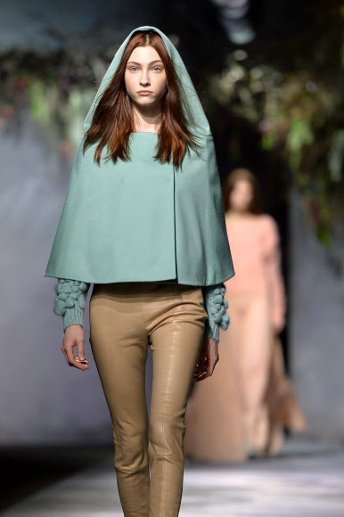 4일(현지시간) 프랑스 파리에서 2015/16 F/W 여성 기성복 컬렉션 패션쇼가 열린 가운데 현지 유명 패션브랜드 ‘비오네’(Vionnet)의 의상을 입은 모델이 캣워킹을 하고 있다. ⓒAFPBBNews=News1