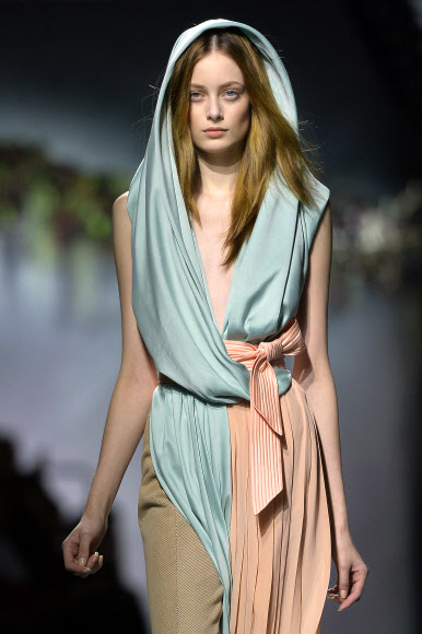 4일(현지시간) 프랑스 파리에서 2015/16 F/W 여성 기성복 컬렉션 패션쇼가 열린 가운데 현지 유명 패션브랜드 ‘비오네’(Vionnet)의 의상을 입은 모델이 캣워킹을 하고 있다. ⓒAFPBBNews=News1