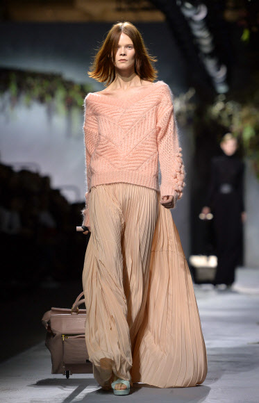 4일(현지시간) 프랑스 파리에서 2015/16 F/W 여성 기성복 컬렉션 패션쇼가 열린 가운데 현지 유명 패션브랜드 ‘비오네’(Vionnet)의 의상을 입은 모델이 캣워킹을 하고 있다. ⓒAFPBBNews=News1