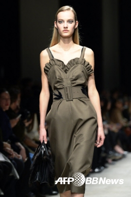 4일(현지시간) 프랑스 파리에서 2015/16 F/W 여성 기성복 컬렉션 패션쇼가 열린 가운데 유명 브랜드 ‘로샤스’(Rochas)의 의상을 입은 모델이 무대 위에서 포즈를 취하고 있다.<br>ⓒAFPBBNews=News1