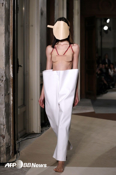 3일(현지시간) 프랑스 파리에서 2015/16 F/W 기성복 컬렉션 패션쇼가 열린 가운데 현지 패션디자이너 자크 뮈스(25)의 독특한 의상을 입은 모델들이 런웨이를 걷고 있다.<br>ⓒAFPBBNews=News1