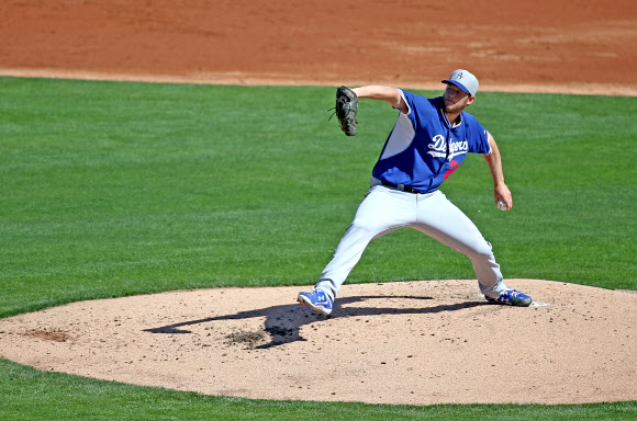 6일(한국시간) 미국 애리조나 글렌데일 캐멀 백 랜치 경기장에서 열린 LA 다저스와 시카고 화이트삭스와의 경기에서 LA 선발 투수 클레이턴 커쇼가 2회말 역투하고 있다.  연합뉴스