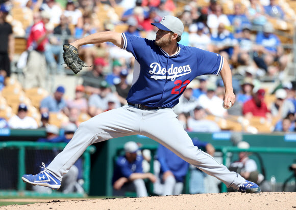 6일(한국시간) 미국 애리조나 글렌데일 캐멀 백 랜치 경기장에서 열린 LA 다저스와 시카고 화이트삭스와의 경기에서 LA 선발 투수로 나선 클레이턴 커쇼가 1회말 역투하고 있다.  연합뉴스