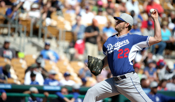 6일(한국시간) 미국 애리조나 글렌데일 캐멀 백 랜치 경기장에서 열린 LA 다저스와 시카고 화이트삭스와의 경기에서 LA 선발 투수로 나선 클레이턴 커쇼가 1회말 역투하고 있다.  연합뉴스