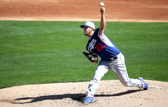 6일(한국시간) 미국 애리조나 글렌데일 캐멀 백 랜치 경기장에서 열린 LA 다저스와 시카고 화이트삭스와의 경기에서 LA 선발 투수 클레이턴 커쇼가 2회말 역투하고 있다.  연합뉴스