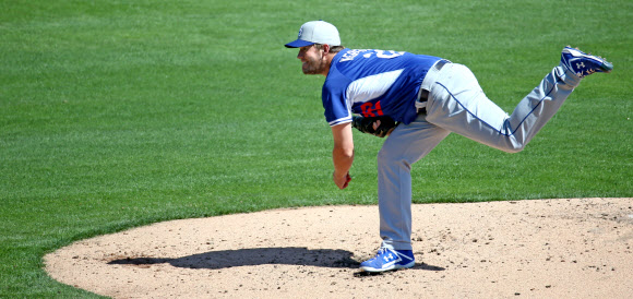 6일(한국시간) 미국 애리조나 글렌데일 캐멀 백 랜치 경기장에서 열린 LA 다저스와 시카고 화이트삭스와의 경기에서 LA 선발 투수 클레이턴 커쇼가 2회말 역투하고 있다. 연합뉴스