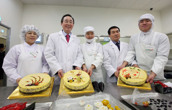 송하진 전북도지사와 군수가 직접 장식한 떡케이크(완주)