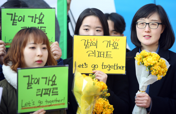 시민단체 ‘청년이 여는 미래’ 회원들이 6일 마크 리퍼트 주한 미국 대사가 입원 중인 서울 서대문구 연세대 세브란스병원 앞에서 ‘같이 가요 리퍼트’라고 적힌 피켓과 꽃다발을 들고 성원하고 있다. 전날 흉기로 습격당한 리퍼트 대사는 수술 후 깨어난 뒤 자신의 트위터에 ‘그래도 같이 갑시다’라는 글을 올려 눈길을 모았다. 도준석 기자 pado@seoul.co.kr