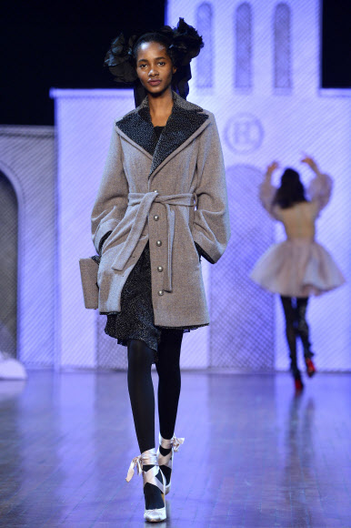 프랑스 디자이너 올림피아 르탱(Olympia Le Tan)의 작품