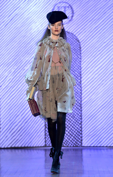 프랑스 디자이너 올림피아 르탱(Olympia Le Tan)의 작품