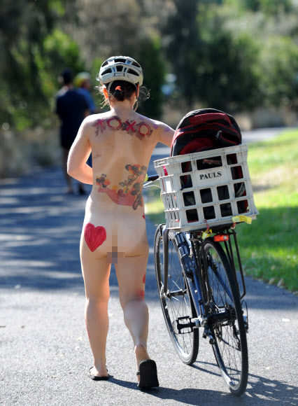 8일(현지시간) 호주 멜버른에서 세계 누드 자전거 타기(the World Naked Bike Ride) 행사가 열린 가운데 수백 명의 참가자들이 완전히 벌거벗거나 팬티만 걸친 채 자전거 타기에 열중했다.  ⓒAFPBBNews=News1