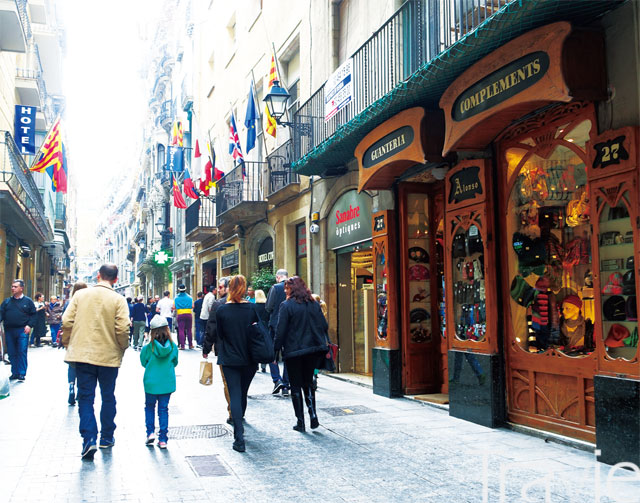 카탈루냐 광장을 중심으로 북쪽에는 명품숍이 들어서 있는 그라시아스 거리가, 남쪽으로는 로컬 브랜드를 비롯한 각종 다양한 상점들이 즐비한 람블라스 거리가 있다