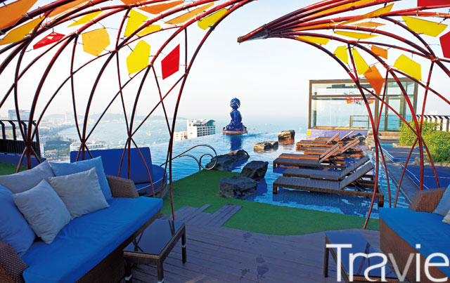 시암 앳 시암 디자인 호텔 파타야 옥상층에 위치한 전망 좋은 수영장