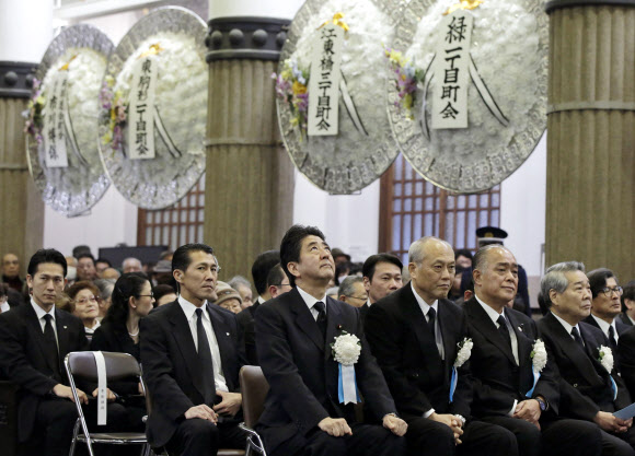 도쿄대공습 70주기 법회 간 아베 총리 