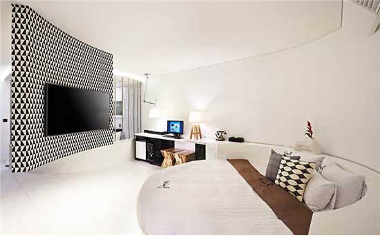 오리엔탈스위트룸은 곡선을 활용한 객실 디자인으로 여성들에게 인기가 높다.  호텔부티크나인 제공