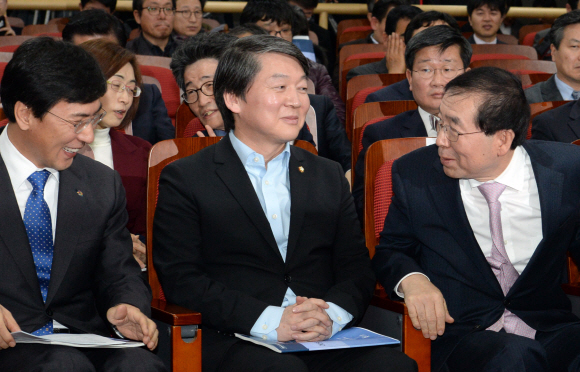 박원순(오른쪽) 서울시장과 안철수(가운데) 새정치민주연합 의원, 안희정(왼쪽) 충남지사가 11일 오후 국회 의원회관에서 열린 ‘더 미래연구소’ 창립식에서 만나 대화를 나누고 있다.  