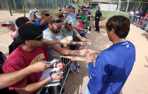 류현진 사인 받기 위한 팬들의 기다림