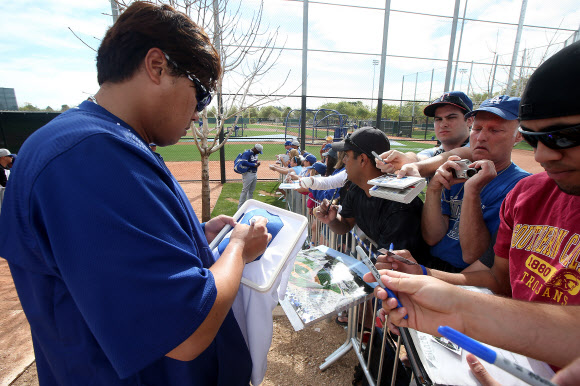 류현진 사인 받기 위한 팬들의 기다림